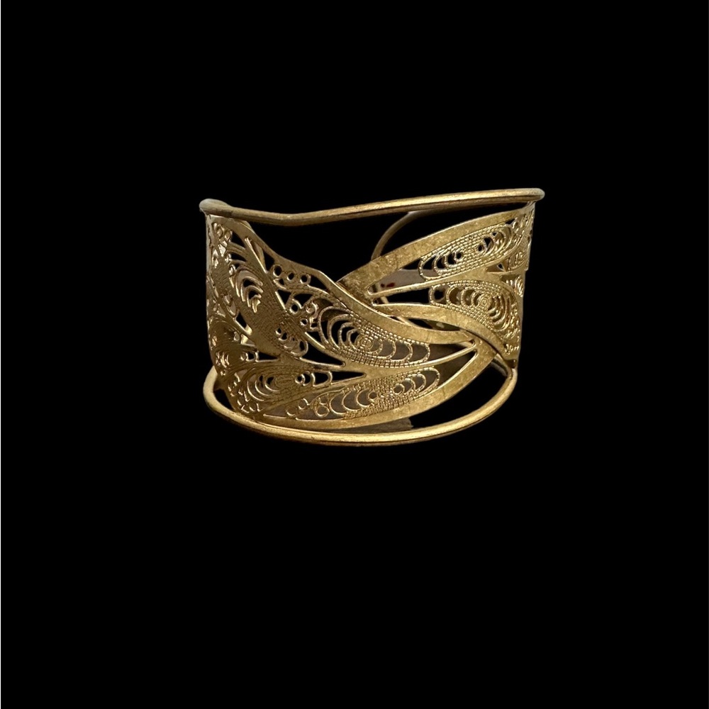 Cuff bracket with fine detailing